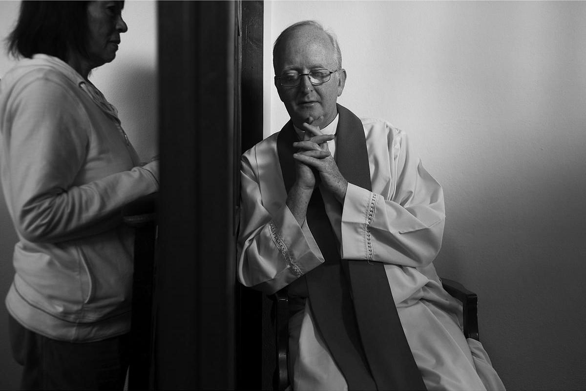 克里斯·维普斯神父在圣劳伦斯教堂听取忏悔,英国费尔特姆,2010年
